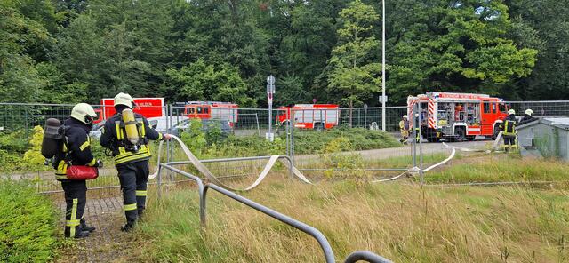 Die Feuerwehr Hilden ist mit mehreren Einsatzfahrzeugen und 15 Feuerwehrmännern vor Ort.