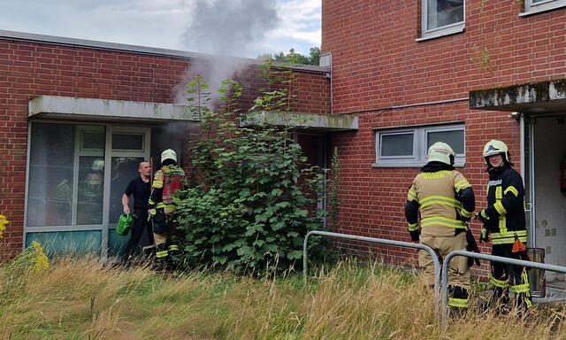 Der Rauch - natürlich künstlich erzeugt - weist den Weg zum Brand.