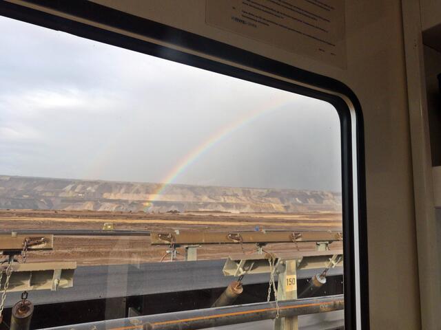 Noch eine bleibende Erinnerung in 100 Metern Tiefe. Nach kurzem Regenschauer erstrahl ein Regenbogen aus der Grube!