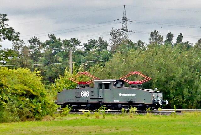 Die Rheinbraun 686, die letzte von 6 typgleichen Zugmaschienen der Baureihe EL 2. Sie wurde von der Firma Henschel im Jahre 1950 gebaut, und war bis zum Dezember 1995 im Einsatz. Nach Jahren auf einem Abstellgleis auf der 60 Meter Sohle, wurde sie restauriert und erfreut seit dem die Tagebau Besucher.