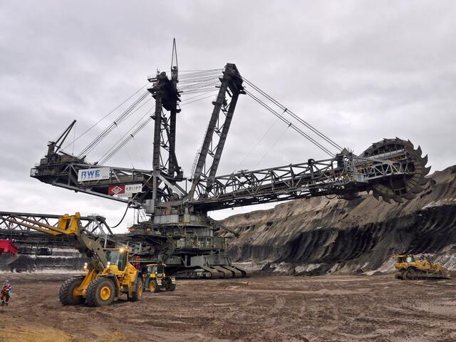 Der Schaufelradbagger 285 wurde 1976 in der Grube  Fortuna-Garsdorf in Betrieb genommen, dann ab Oktober 1984 an den Tagebau Frimmersdorf überstellt, und ist aktuell auf der 5. Sohle im Kohleabbau in Garzweiler II.