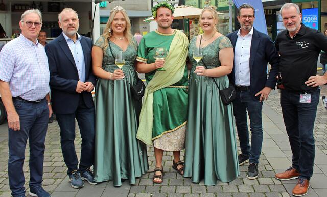 Gemeinsame Vorfreude auf die Stadtfesteröffnung 2024 Unna: Heinz Glade (Wirteverein),  Dirk Wigant (Bürgermeister), Weinkönigin Marie,  Bacchus Max und Weinprinzessin Julia (Partnerstadt Enkirch), Denis Kampmann  (Verkaufsleiter Warsteiner) und Horst Bresan (Stadtmarketing Unna) 
 | Foto: © Jürgen Thoms 