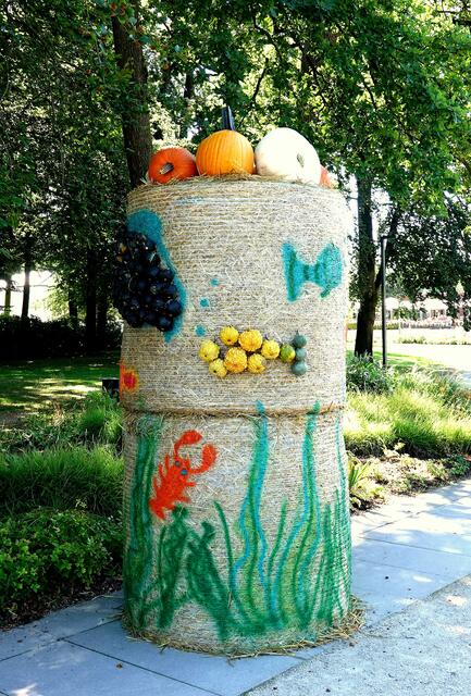 Meeresbewohner zieren den Strohballen.