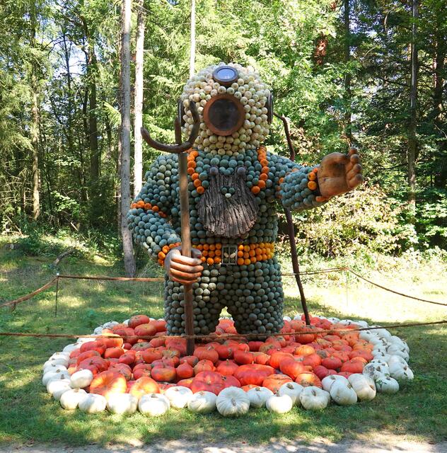 Neben anderen Taucharten wie dem Apnoetauchen und dem Sporttauchen ist das Helmtauchen die wohl älteste und auch sicherste Form des Tauchens mit technischen Hilfsmitteln. In die ersten Helme wurde ganz einfach mit Hilfe eines Schlauches Luft von der Oberfläche in den kupfernen Helm gedrückt. Dabei war der Helm in der Regel unten offen und die überschüssige Luft entwich einfach nach unten ins Freie.