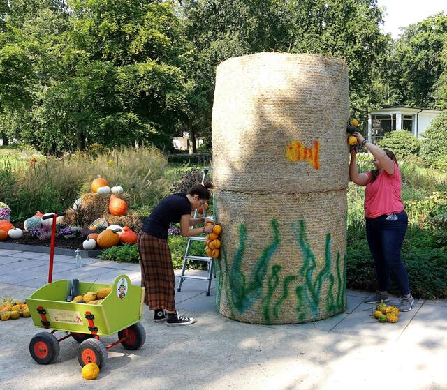 Überall fleißige Hände.