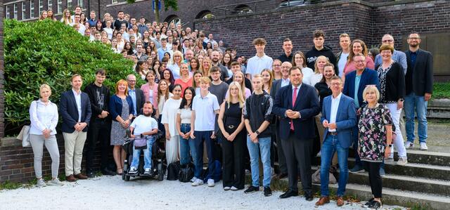 Oberbürgermeister Daniel Schranz (untere Reihe 3.v.l.) begrüßte die neuen Nachwuchskräfte der Stadtverwaltung, der SBO, der WBO GmbH und des Theaters. | Foto: Stadt Oberhausen/Tom Thöne