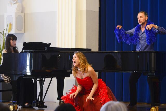 das Fliegen-Duett, Duo de la Mouche, aus "Hoffmanns Erzählungen" von Jacques Offenbach mit Stella Louise Göke und Giulio Alvise Caselli, am Flügel Shuri Tomita, Foto: Klaus Dieker