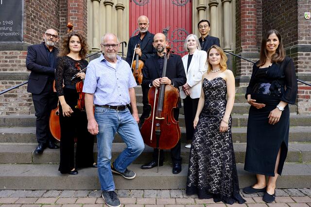 v.l.n.r.: Leonardo Sapere, Cello, Dr. Pervinca Rista, Geige, Frank Liebert, Alessandro Savio, Bratsche, (die erste Geige: Antonio Aiello, fehlte da noch, er saß noch im Auto auf dem Weg nach Moers und kam erst in letzter Minute vor dem Kontert an), Claudia van Dyk, stellv. Bürgermeisterin der Stadt Moers, Eun-Sup Jang, Orgel, Stella Louise Göke, Sopran, Ludovica Bello, Mezzosopran Foto: Klaus Dieker.