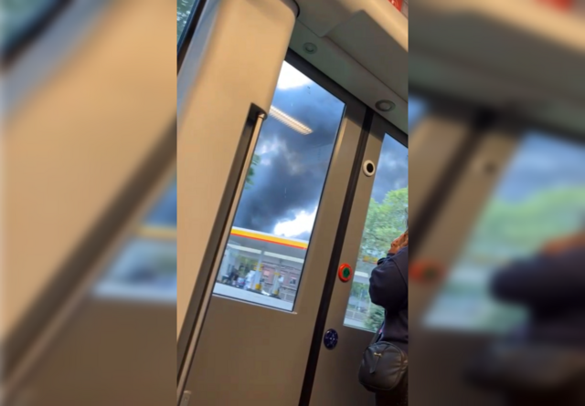 Der Brandt aus einer Bahn der Linie 903 aus gesehen | Foto: Egemen Semih Köse