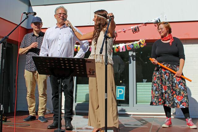 Bildmitte: Einrichtungsleiterin Inga Witttky kündigt Jonni Krause mit seinem Kasperle-Theater in der Turnhalle um 15:00 Uhr an. Ein Highlight für die Kinder!  | Foto: © Jürgen Thoms 