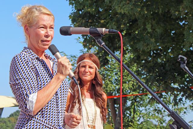 Mit Glückwünschen und Dank an das Team:    Fachberaterin  und  Leiterin vom Referat für Kindertagesstätten im Ev. Kirchenkreis Unna Sandra Niggemeier hier mit Einrichtungsleiterin Inga Witttky | Foto: © Jürgen Thoms 