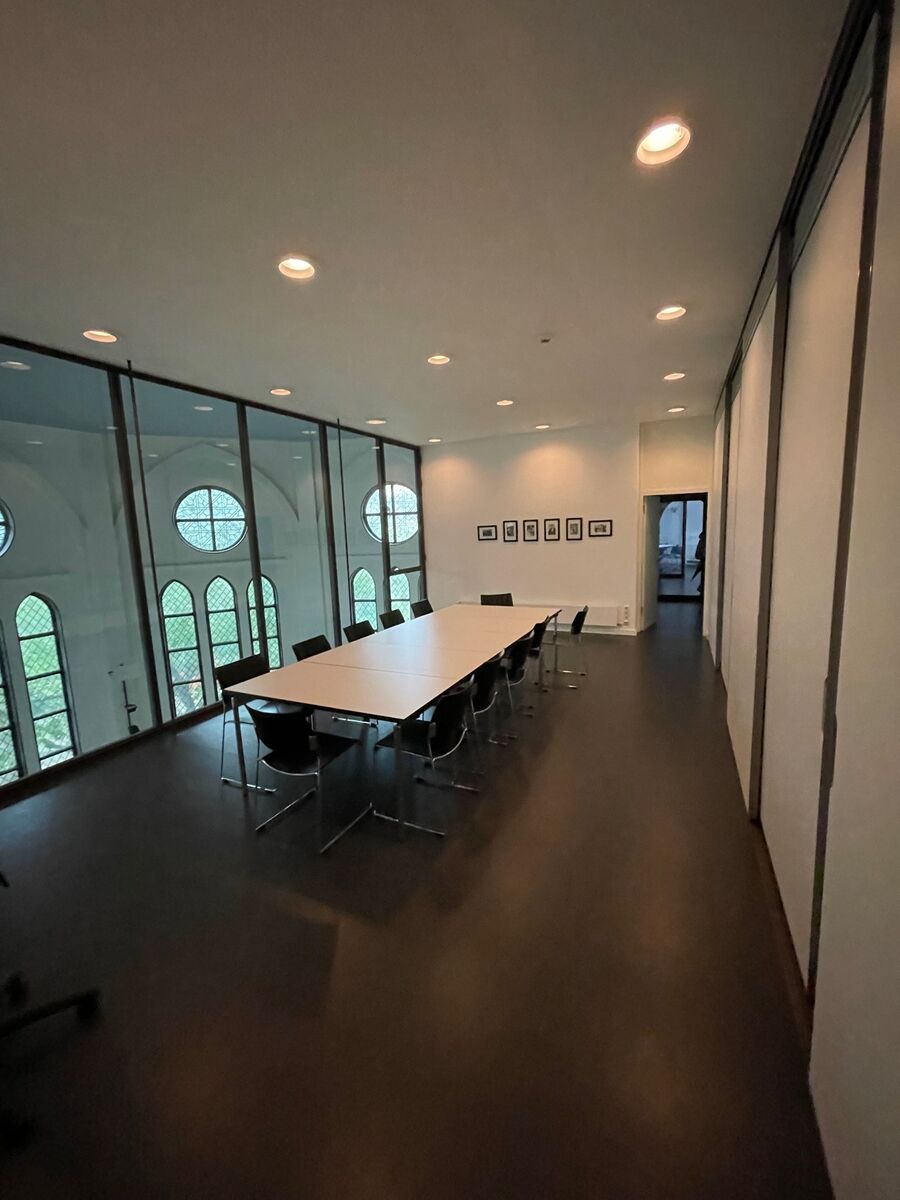 Mitten in der St. Lambertikirche schwebt ein moderner Besprechungraum | Foto: Mülheimer Kunstverein KKRR