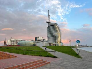 Skyline von Bremerhafen  mit dem Klimahaus und rechts dem Atlantic Hotel Sail City, beide entworfen vom Architekten Thomas Klumpp  | Foto: Mülheimer Kunstverein KKRR