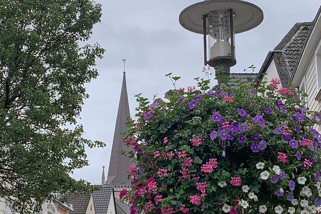 Bunt gemixt aus Besuchen des 3.  Quartals 2024  in der Innenstadt von Unna - Ein Blick in der Bahnhofstraße hoch zur Stadtkirche  | Foto: © Jürgen Thoms 