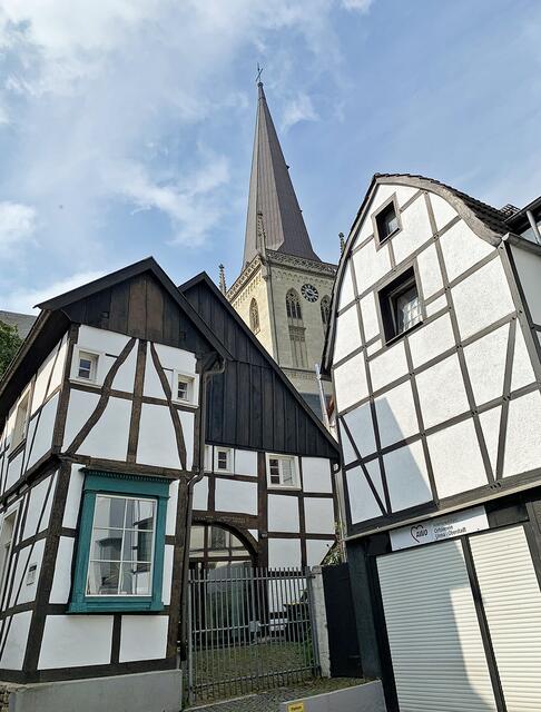 Bunt gemixt aus Besuchen des 3.  Quartals 2024  in der Innenstadt von Unna  - Ein Blick Von der Nikolaistraße zur Stadtkirche | Foto: © Jürgen Thoms  