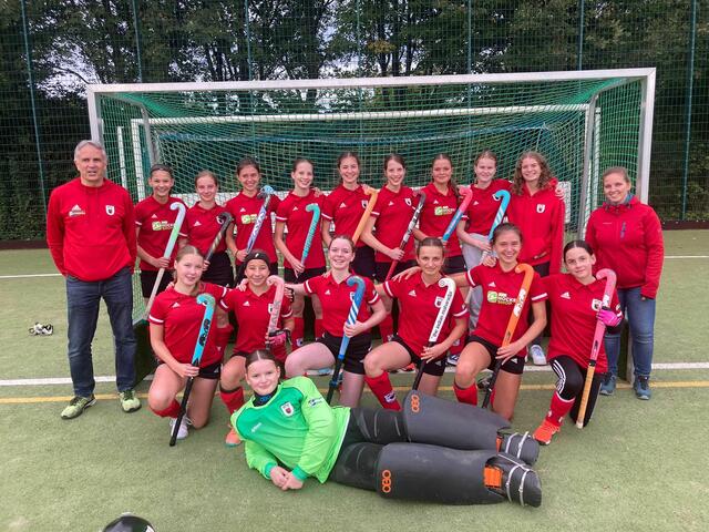 Die weibliche U16 des HTC bei der westdeutschen Endrunde in Büderich mit Trainerduo Stefan Märtens (links) und Jacky Joiko (rechts).  | Foto: HTC Kupferdreh