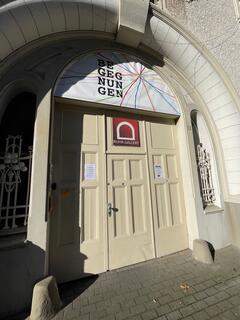 Portal der Villa Artis in Mülheim an der Ruhr(straße 3) , die auch die RuhrGallery beherbergt
- ÖPNV: "Stadtmitte - MH"
- NAVI: "Delle 54"
- PORTAL: "Ruhrstr. 3" | Foto: Mülheimer Kunstverein KKRR