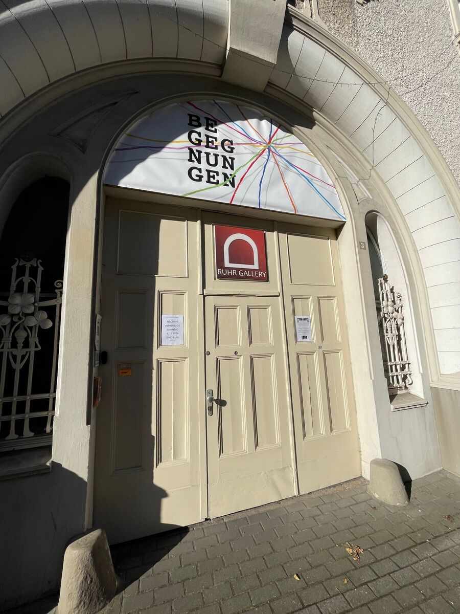 Portal der Villa Artis in Mülheim an der Ruhr(straße 3) , die auch die RuhrGallery beherbergt
- ÖPNV: "Stadtmitte - MH"
- NAVI: "Delle 54"
- PORTAL: "Ruhrstr. 3" | Foto: Mülheimer Kunstverein KKRR