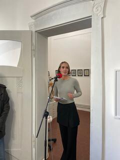 Dr. Sarah Hülsewig von der LUDWIGGALERIE Schloss Oberhausen bei der Einführung in die Ausstellung "BEGEGNUNGEN OBERHAUSEN" in der RuhrGalleryMülheim | Foto: Mülheimer Kunstverein und Kunstförderverein KKRR