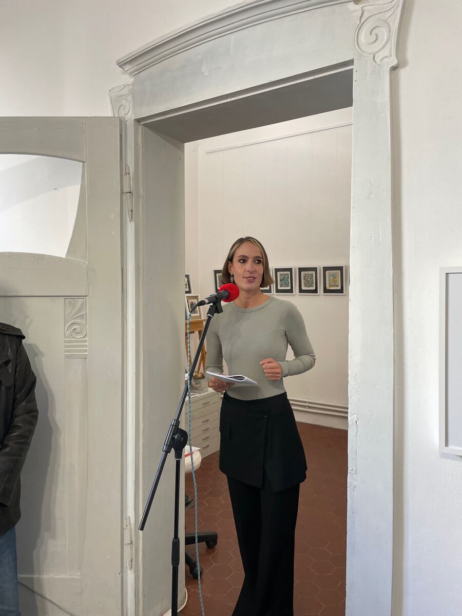 Dr. Sarah Hülsewig von der LUDWIGGALERIE Schloss Oberhausen bei der Einführung in die Ausstellung "BEGEGNUNGEN OBERHAUSEN" in der RuhrGalleryMülheim | Foto: Mülheimer Kunstverein und Kunstförderverein KKRR