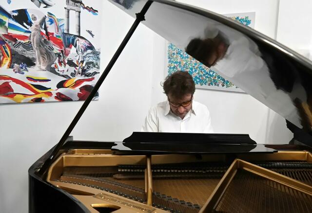 Beifall für die Eigenkomposition "CHAO AB ORDO - aus dem Chaos entsteht die Ordnung" von Jan Arlt zur Einstimmung in die Schau in der RuhrGalleryMülheim | Foto: Schwertner - nightwaxx