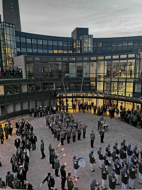 Traditionell ging es mit dem großen Zapfenstreich und dem spielen der Musikcorps los. | Foto: Faßbender/BSV