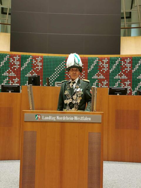 König Paul übernahm für einen kurzen Moment das Zepter im Plenarsaal des NRW Landtages. | Foto: Faßbender/BSV