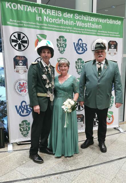 König Paul Faßbender nahm zusammen mit seiner Königin Beate und dem Präsidenten des BSV Aldenrade-Fahrn, Frank Böttger, am Abend im Landtag teil. | Foto: Faßbender/BSV