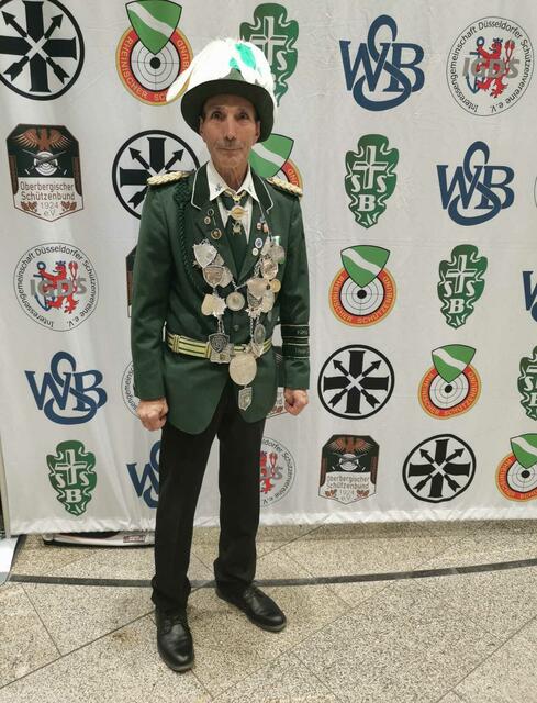 König Paul vor den verschiedenen Wappen der teilnehmenden Vereine. | Foto: Faßbender/BSV