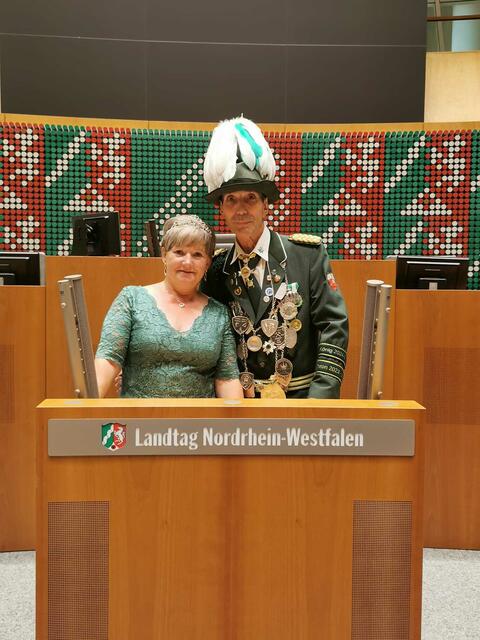 Das Königspaar positionierte sich am Rednerpult des Landtags. Benedikt Falszewski nahm sich für seine Besucher Zeit. | Foto: Faßbender/BSV