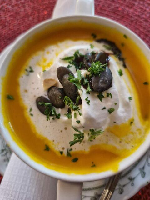 Kürbissuppe mit gerösteten Kübiskernen, Kürbiskernöl und Sahne