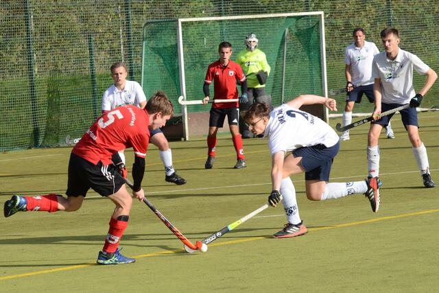Max Märtens (Nummer 5) versucht, eine Flanke in den Hülser Schusskreis zu schlagen, wird aber von seinem Gegenspieler geblockt. Die Hülser Gäste standen nach der frühen Führung äußerst kompakt in der Defensive.  | Foto: Carsten Ackermann