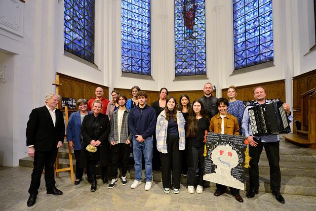 Vordere Reihe v.l.n.r.: Konrad Göke, Vors. Sozialausschuss,  Brunhild Demmer, Vorstand Caritas, Bettina Engel-Albustin, Fotografin,  Sergey Zorin, AFG (Anne Frank Gesamtschule), Mateusz Sekula, AFG, Anna Maria Lichtenwald, AFG, Irem Karabiyik, AFG, Ebu Yaruz, AFG, Ecrin Yalcin, AfG Hintere Reihe v.l.n.r.: Florian Nick, Caritas, Anke Prumbaum, Pfarrerin, Verena Michael, komm. Schulleitung AFG, Daniela Zeybek, SV-Lehrerin AFG, Sebastian Abel, Lehrkraft AFG, Stella Louise Göke, Sängerin, Marko Kassl, Akkordeon Foto: Klaus Dieker