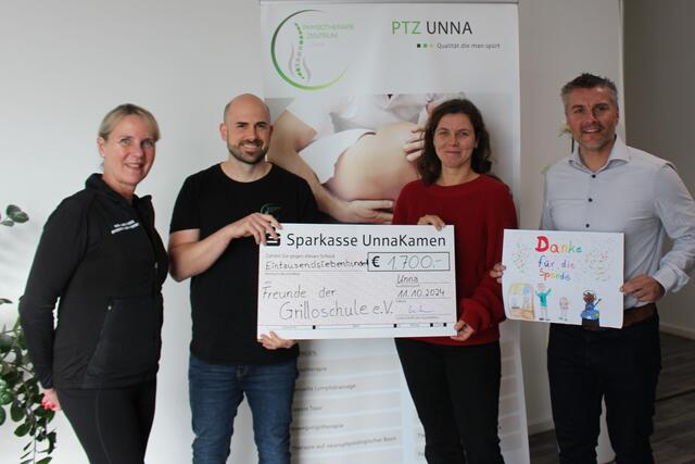 Anja Bresan (Fachübungsleitern), Christian Kurz (Leiter des Physiotherapie Zentrums Unna),  Julia Bockermann (Vorsitzende Förderverein Grilloschule) und Jan Häcker (Schulleiter Grilloschule) | Foto: © Jürgen Thoms  