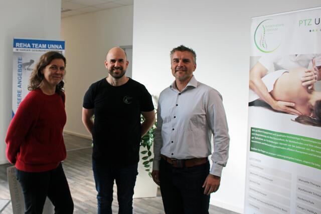  Julia Bockermann (Vorsitzende Förderverein Grilloschule Unna), Christian Kurz (Leiter des Physiotherapie Zentrums Unna)   und Jan Häcker (Schulleiter Grilloschule Unna) | Foto: © Jürgen Thoms 