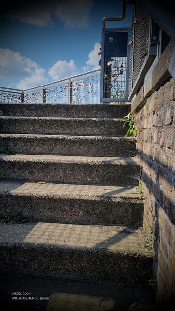 einmal hoch und bissken´GLOTZEN :-)