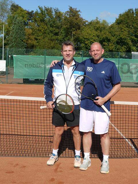 von links: Igor Yanover siegt über Stephan Heuser im Herren Einzel Ü40