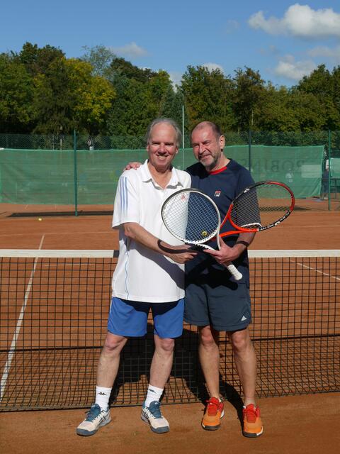  von rechts: Detlef Elstner siegt über Patrick Robertz im Herren Einzel Ü60