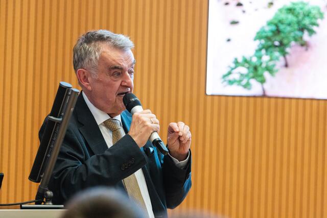 NRW-Innenminister Herbert Reul hat am Montag, 14. Oktober 2024, über Katastrophen- und Zivilschutz gesprochen.
(Foto: Jason Rittmeyer/Bezirksregierung Arnsberg)