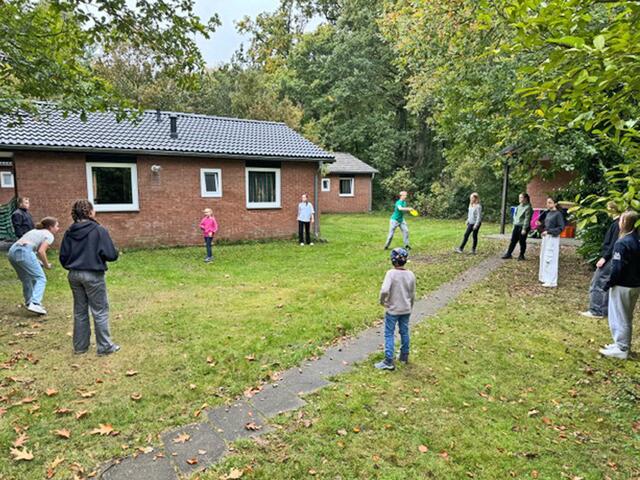 NTV-Spielgruppe zwischen den Waldhäusern des Vereins | Foto: Presse NTV / NHC