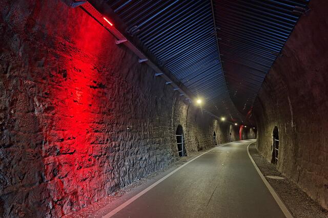 Die Tunnel sind mit effektvoller Beleuchtung versehen
