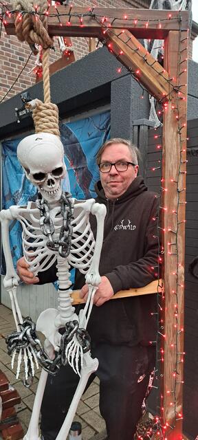 Stolz ist Guido Niemann auf seinen Galgen. | Foto: Dabitsch