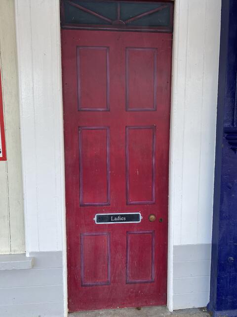 Kein WC, nur die Tür ist aufgemalt | Foto: umbehaue