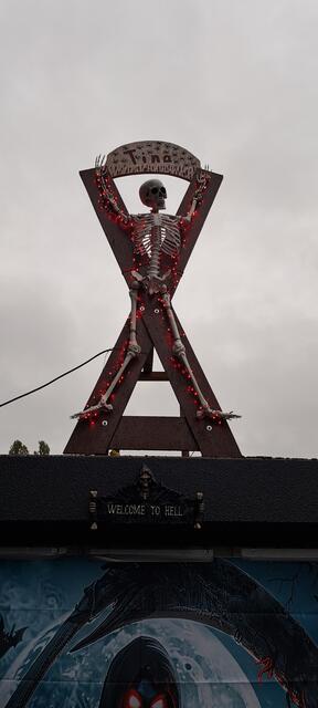 Das Andreaskreuz steht auf dem Garagendach. | Foto: Dabitsch