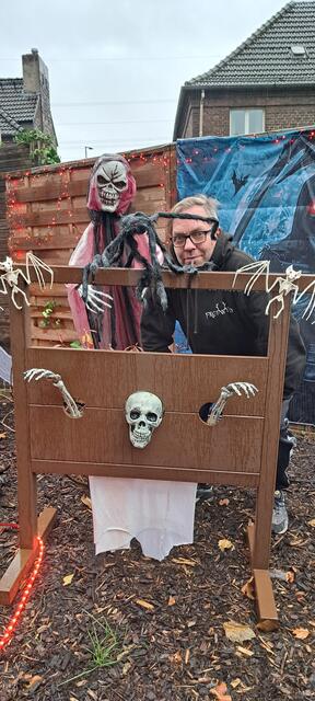 Alles selbst gebaut, auch der Pranger. | Foto: Dabitsch