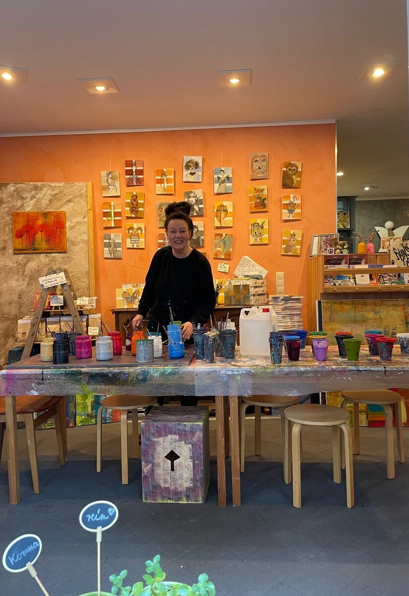 In der "Farbenmühle" mischte Uta Christine Scholz Pigmente für den bevorstehenden Workshop | Foto: Mülheimer Kunstverein KKRR