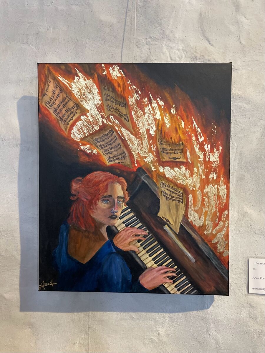"Fliehende Pianistin " Selbstporträt von Anna Korol aus der Ukraine an der Kirchenwand der Petrikirche | Foto: Mülheimer Kunstverein KKRR