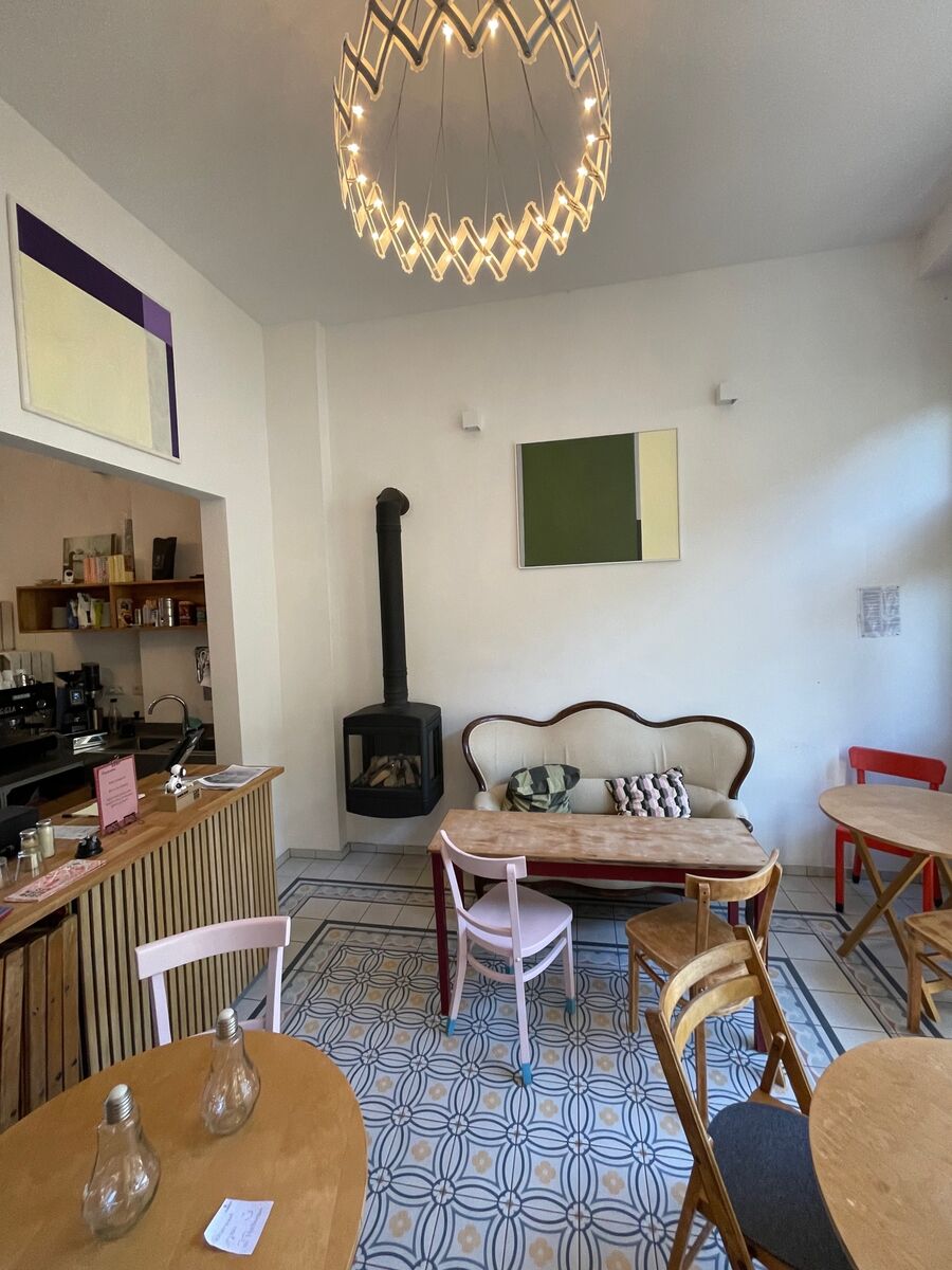 Werke von Wolfgang Vogelsang (1938-2023) schmücken das Altstadtcafé Superette | Foto: Mülheimer Kunstverein KKRR
