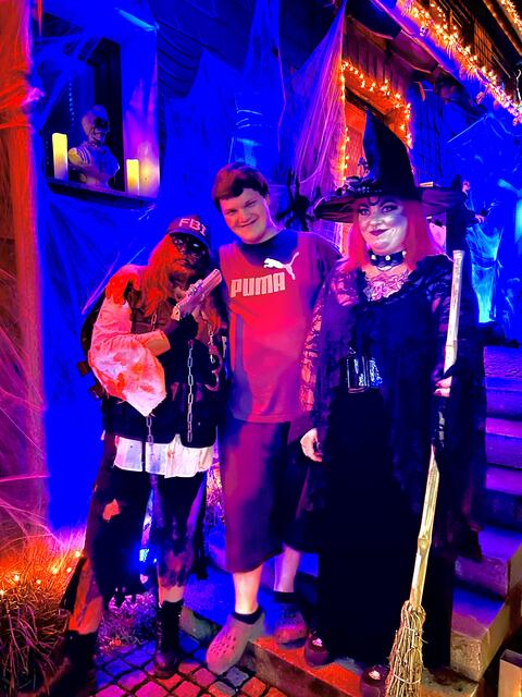 Maurice begrüßt höllisch , hexlichen Besuch aus Wuppertal 