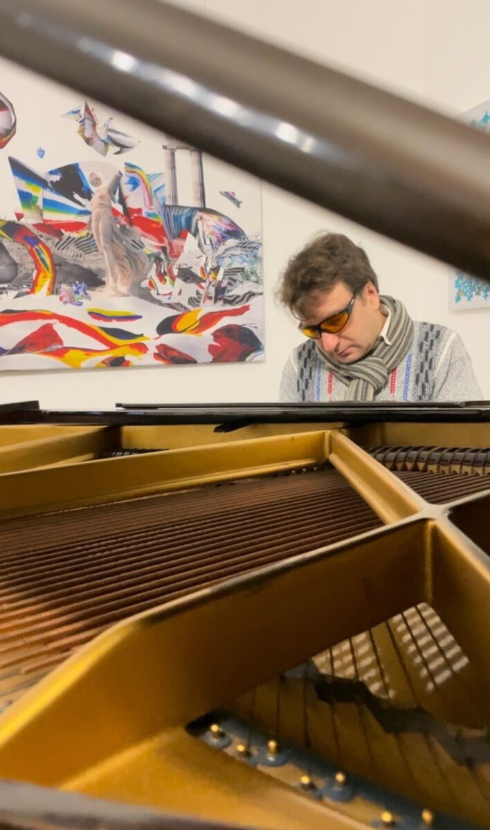 Jan Arlt erfreute die Kunstinteressierten mit seinen Kompositionen auf dem Flügel in der Eingangshalle der Villa Artis in der Ruhrstr. 3 / Ecke Delle - in er #RuhrtalstadtMülheim - vor seiner farbintensiven Malerei | Foto: Klaus-Peter Hammerstein